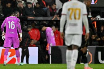 Il portiere del Milan, Mike Peterson Maignan lascia il campo dopo l'espulsione rimediata nella partita di Europa League contro il Bournemouth