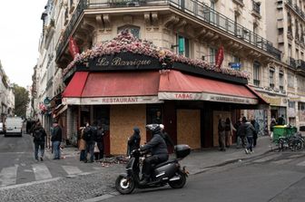 Negozi con le vetrine e ingressi sbarrati a Parigi, in Francia,