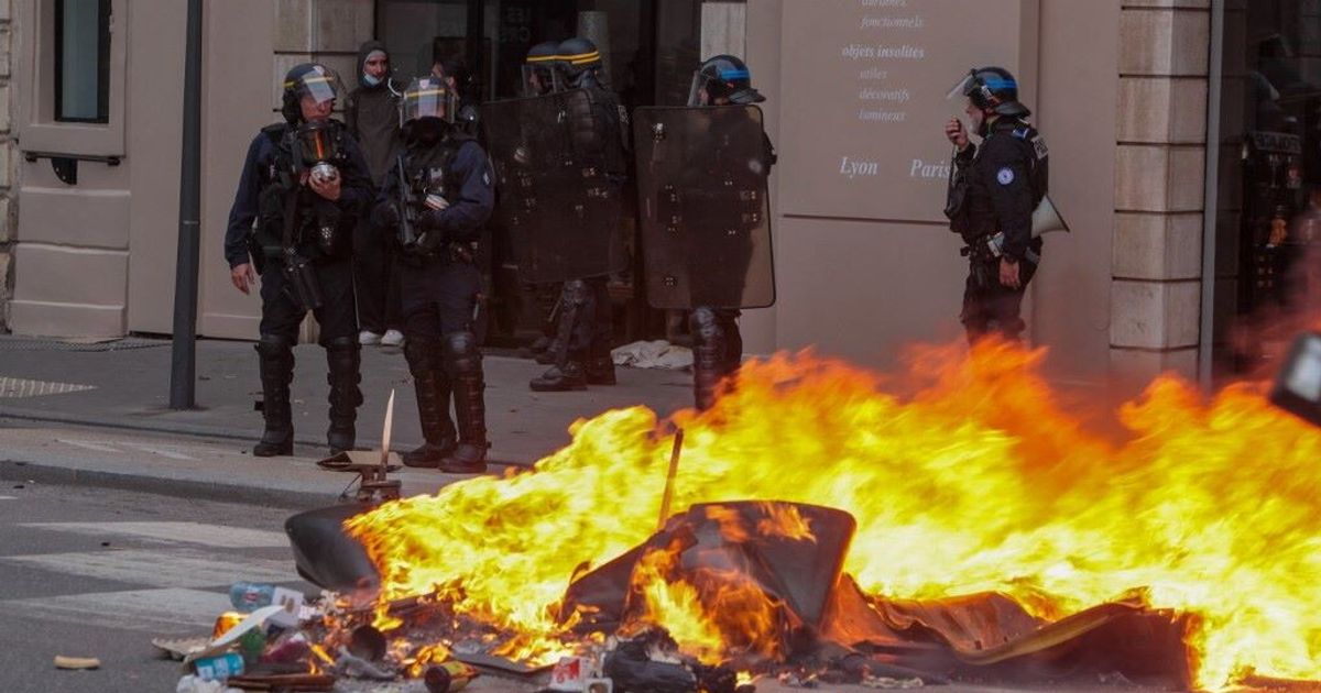 La Francia si blinda, 70mila poliziotti per arginare le proteste