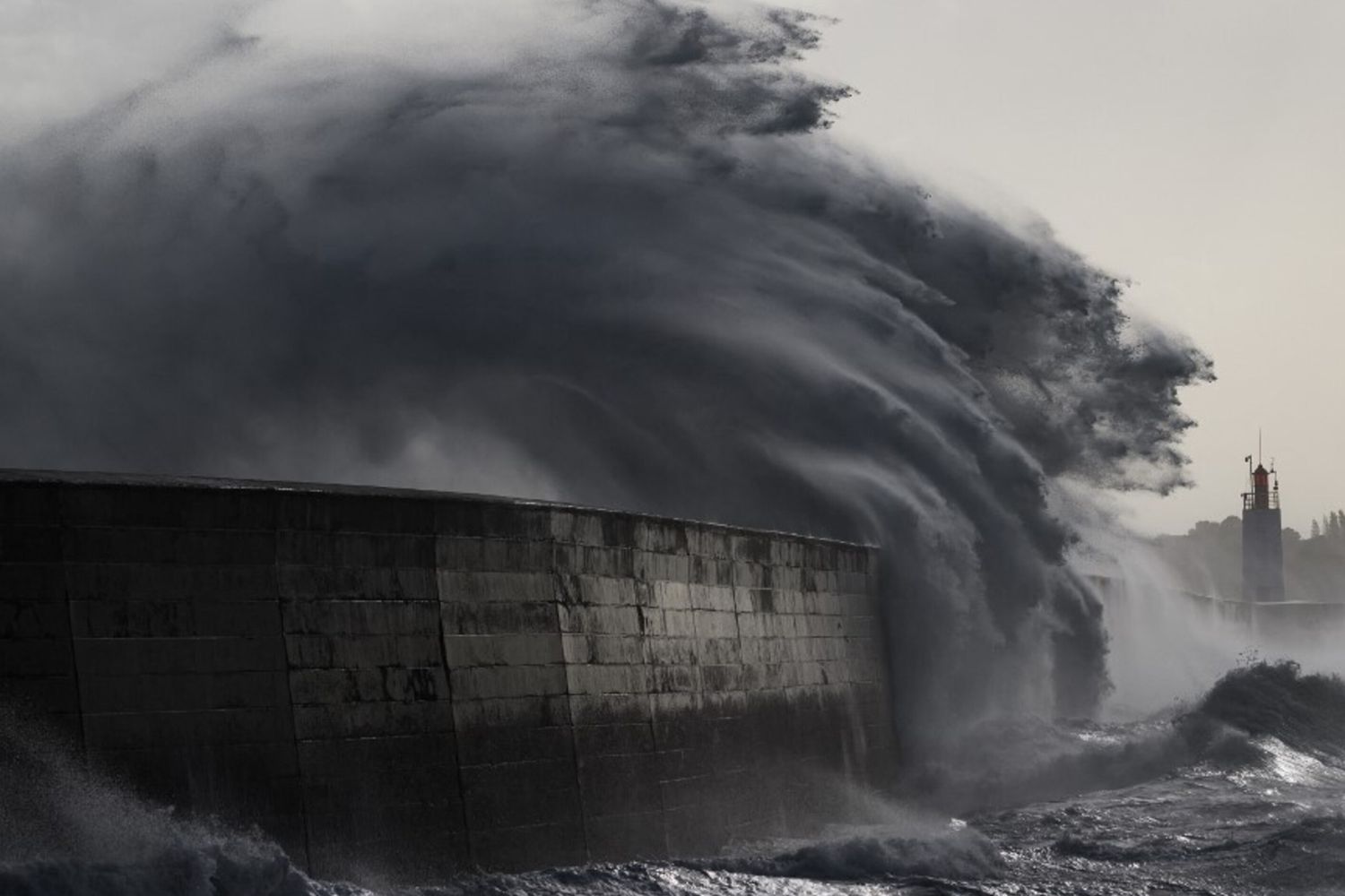 Migliaia di famiglie senza corrente. Battezzato dai servizi meteorologici britannici, il fenomeno meteo ha lambito il nord della Spagna