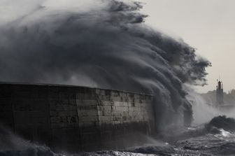 Migliaia di famiglie senza corrente. Battezzato dai servizi meteorologici britannici, il fenomeno meteo ha lambito il nord della Spagna