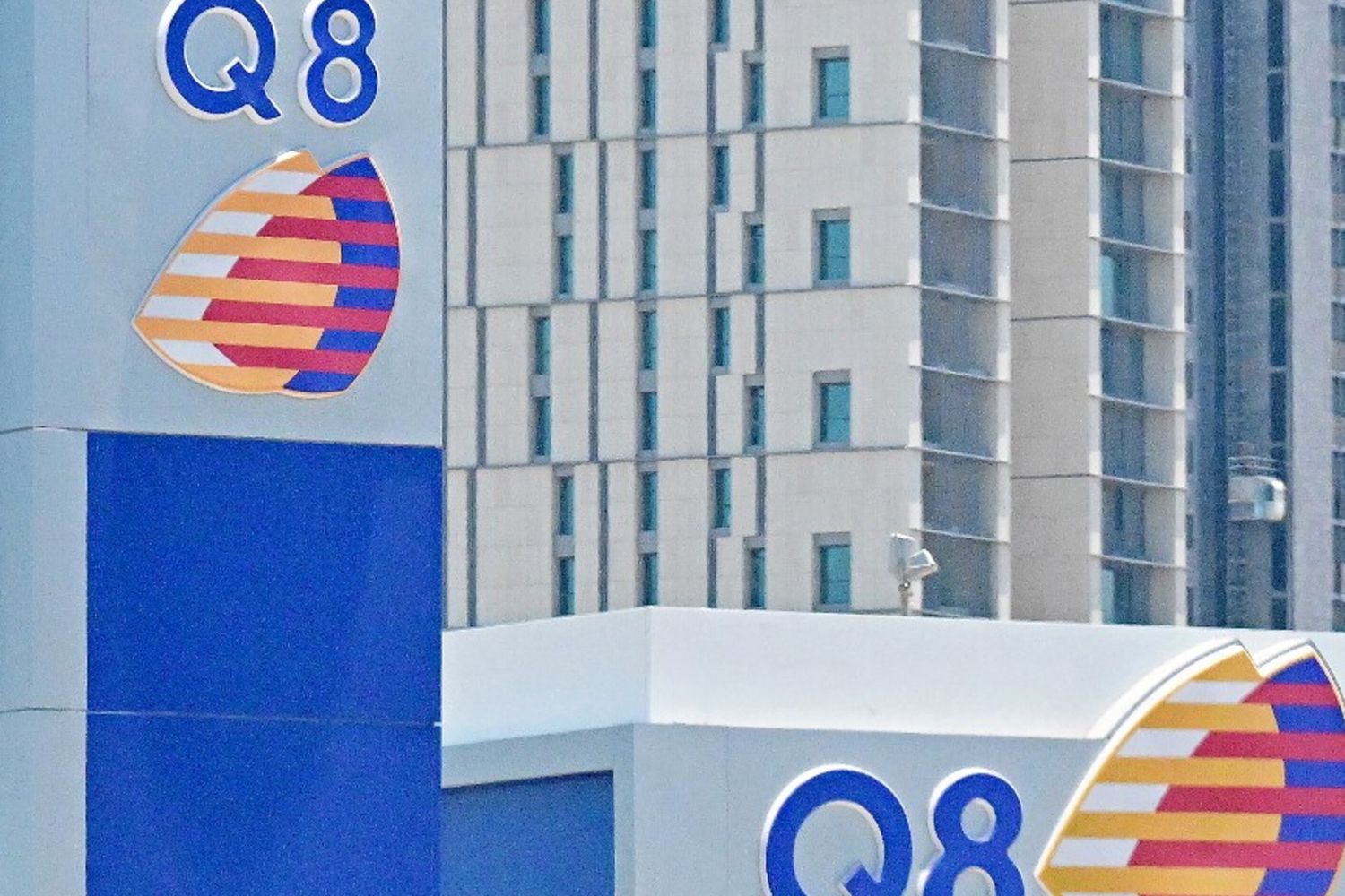 Carburanti, Meloni in Kuwait: "Q8 disponibile a prorogare il tetto su benzina e gasolio"