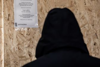 Il piano di sangue prima del corteo a Milano: "Aggredita la polizia per rubare le pistole"