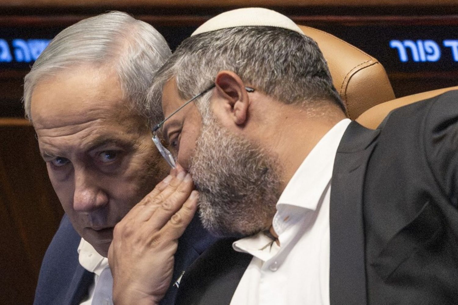 Il ministro della sicurezza nazionale israeliano di estrema destra Itamar Ben Gvir (a destra) parla con il primo ministro israeliano Benjamin Netanyahu