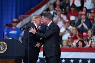 Il presidente Usa Donald Trump saluta l'ad di Audi AG, Gernot Dollner