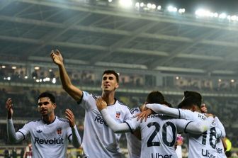 I giocatori del Como festeggiano la vittoria sul Torino