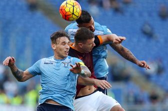 Colpi di testa e demenza: a rischio anche i calciatori che hanno usato palloni moderni