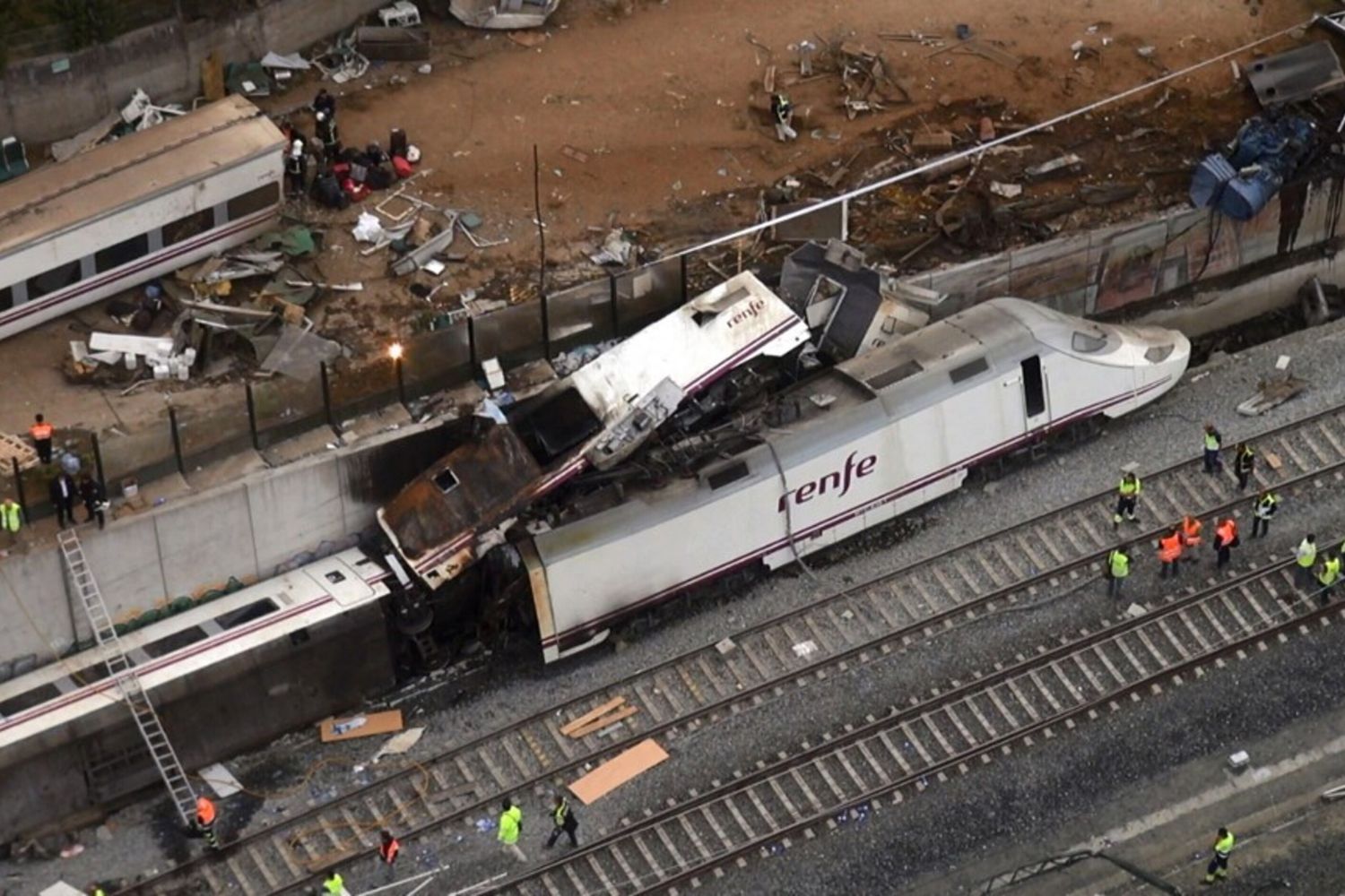 Una vista aerea mostra il luogo di un incidente ferroviario vicino alla città di Santiago de Compostela il 25 luglio 2013.