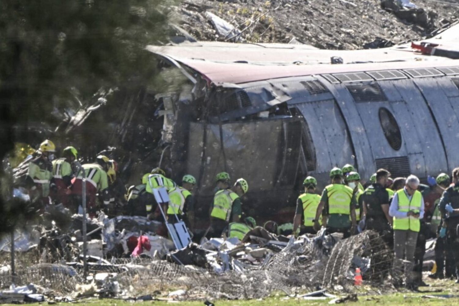 Spagna: i servizi di emergenza sono al lavoro sul luogo di un incidente ferroviario tra un treno ad alta velocità Renfe AVE e un treno Iryo,