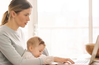 Mamma, lavoro (Afp)