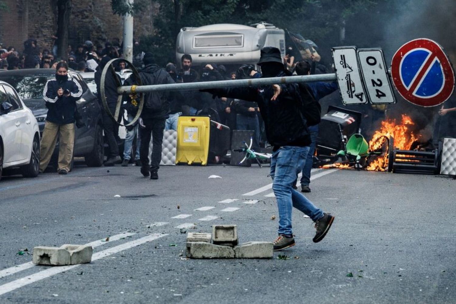Disordini al Colosseo durante la manifestazione del 30 ottobre