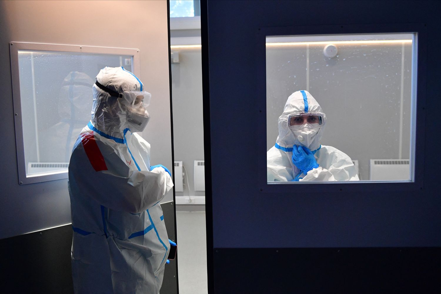 Due medici in un reparto di terapia intensiva