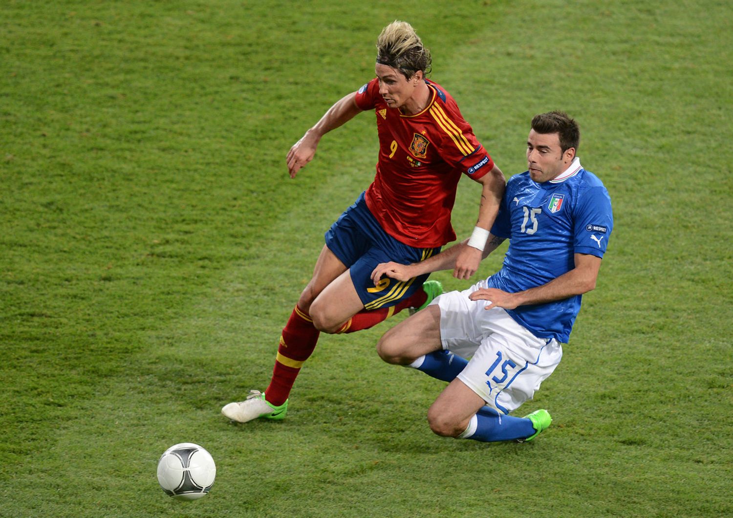 Barzagli entra in tackle su Fernando Torres nella finale degli europei del 2012