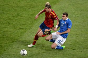 Barzagli entra in tackle su Fernando Torres nella finale degli europei del 2012