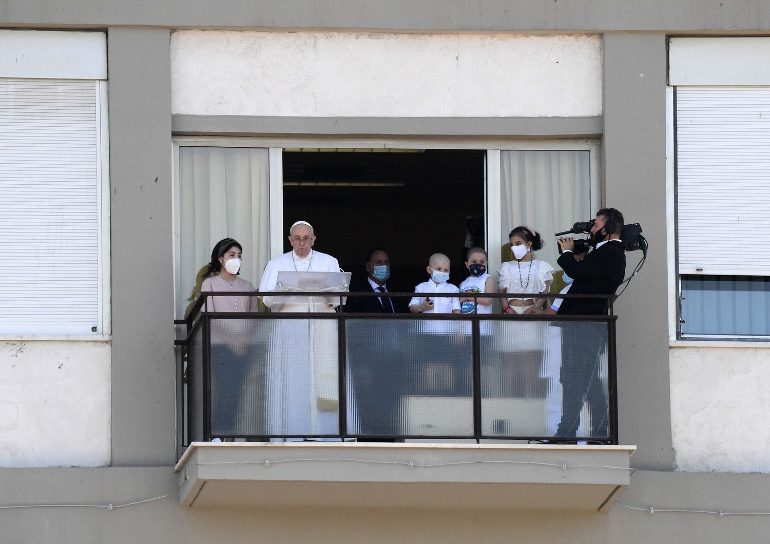 Papa Francesco recita l'Angelus dal balcone del Gemelli