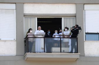 Papa Francesco recita l'Angelus dal balcone del Gemelli