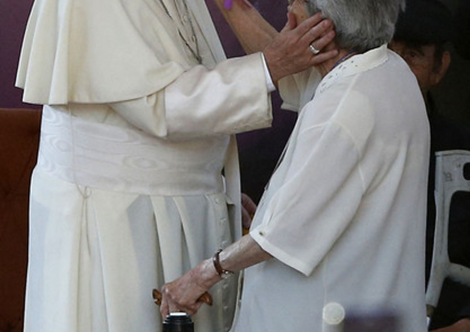 Papa Francesco con un'anziana