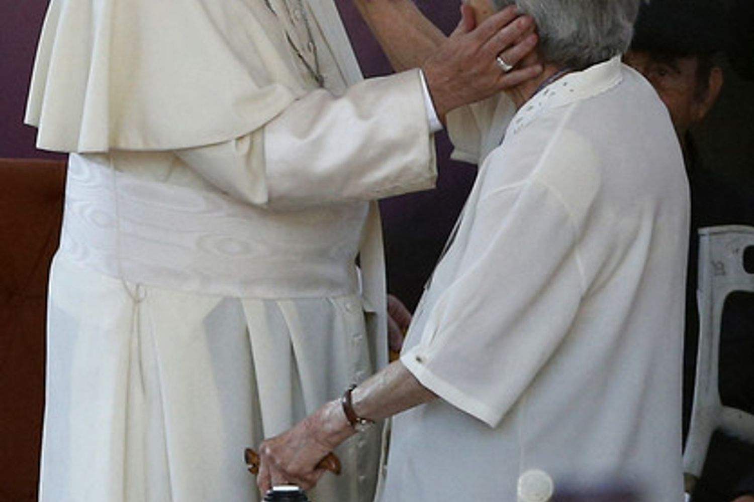 Papa Francesco con un'anziana