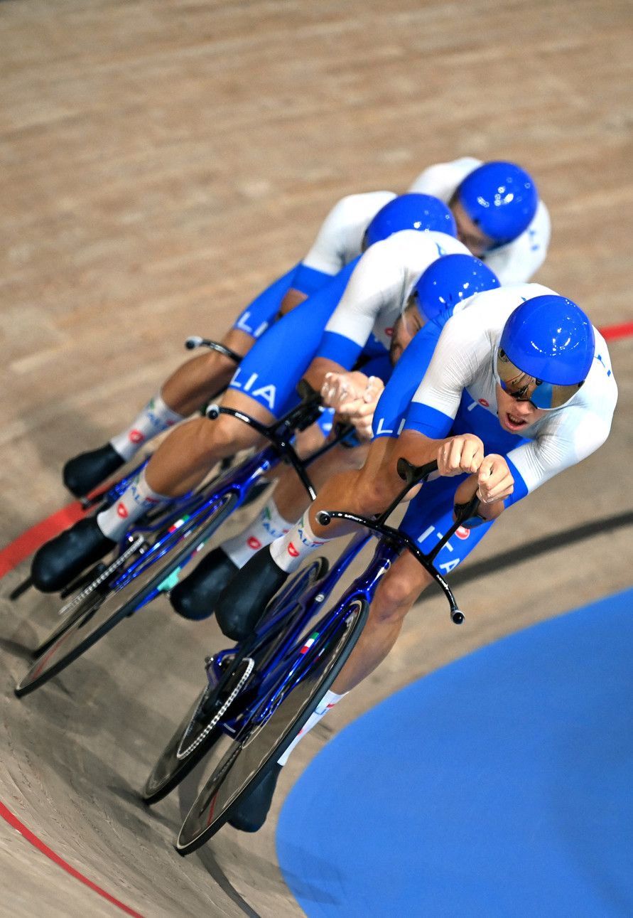 Gli azzurri conquistano l'oro nel ciclismo su pista, prova inseguimento a squadre