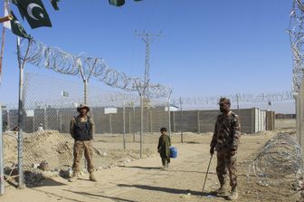 Un bambino afghano lungo il confine tra Pakistan e Afghanistan