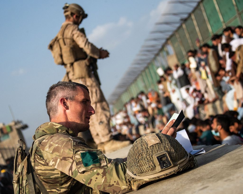 I controlli dei marines all'aeroporto di Kabul