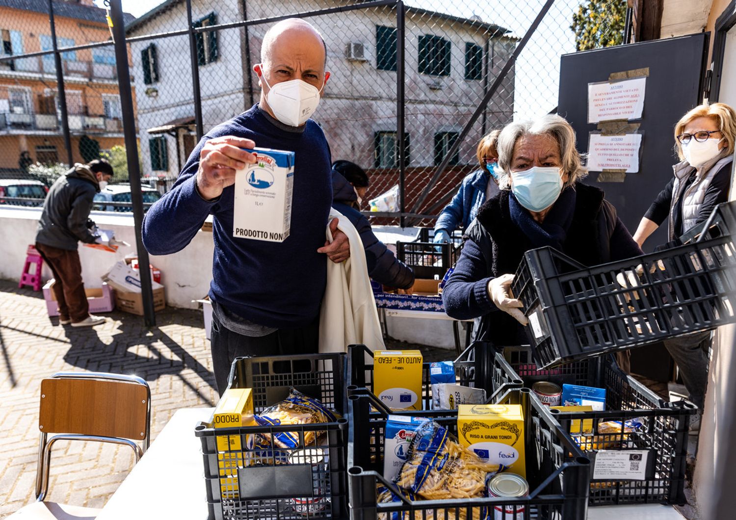 Volontari della Caritas distribuiscono alimenti&nbsp;