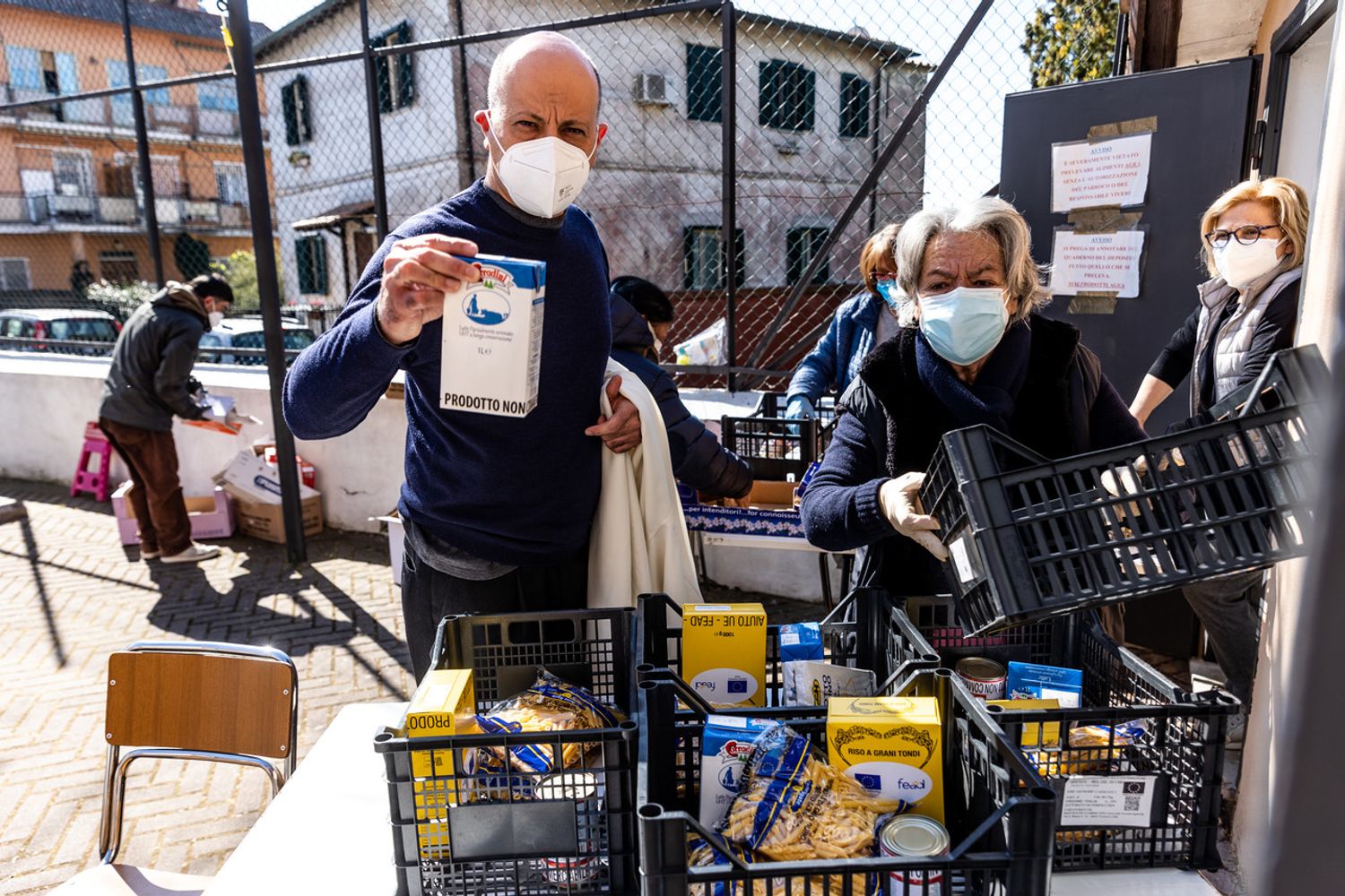Volontari della Caritas distribuiscono alimenti&nbsp;