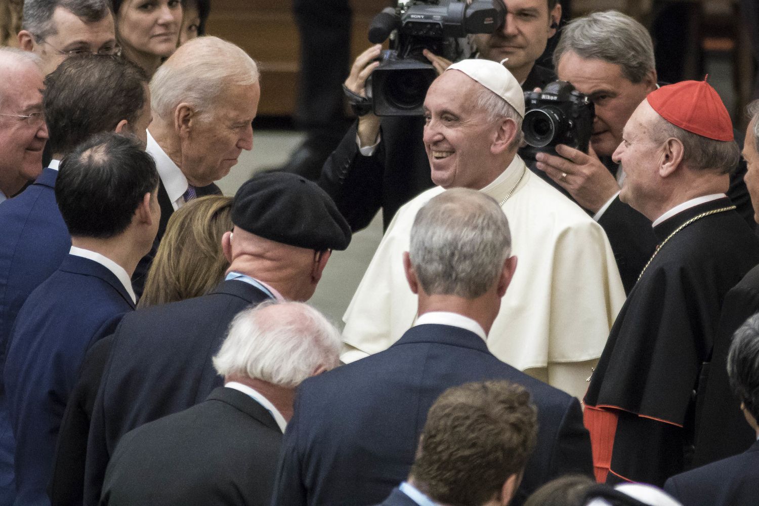 Papa Francesco e Joe Biden in un incontro nel 2016