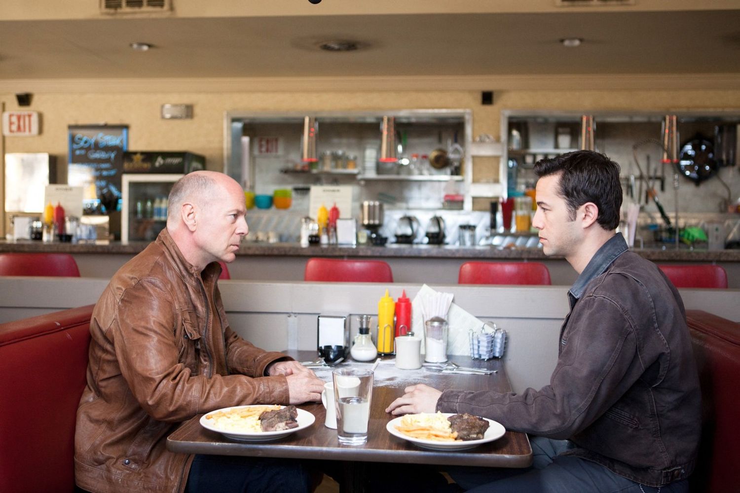Bruce Willis e Joseph Gordon Levit sul set di Looper