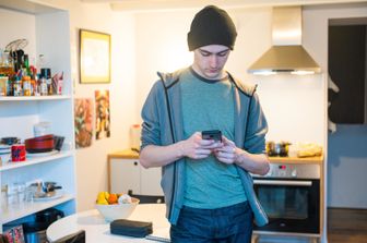 Un ragazzo che usa lo smartphone