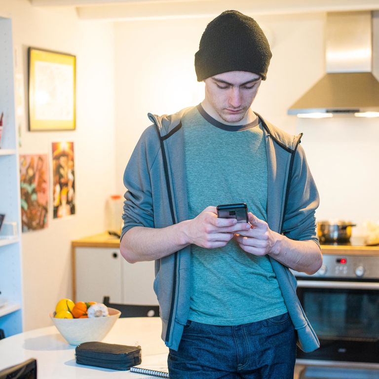 Un ragazzo che usa lo smartphone