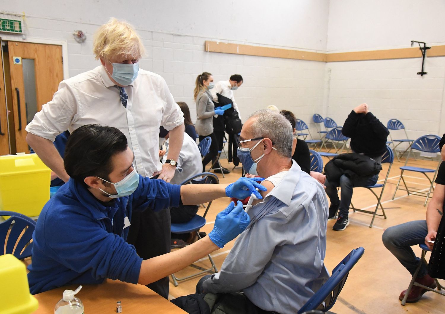 Boris Jhonson in un centro di vaccinazione a Londra&nbsp;