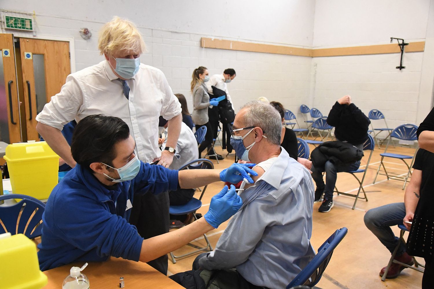 Boris Jhonson in un centro di vaccinazione a Londra&nbsp;