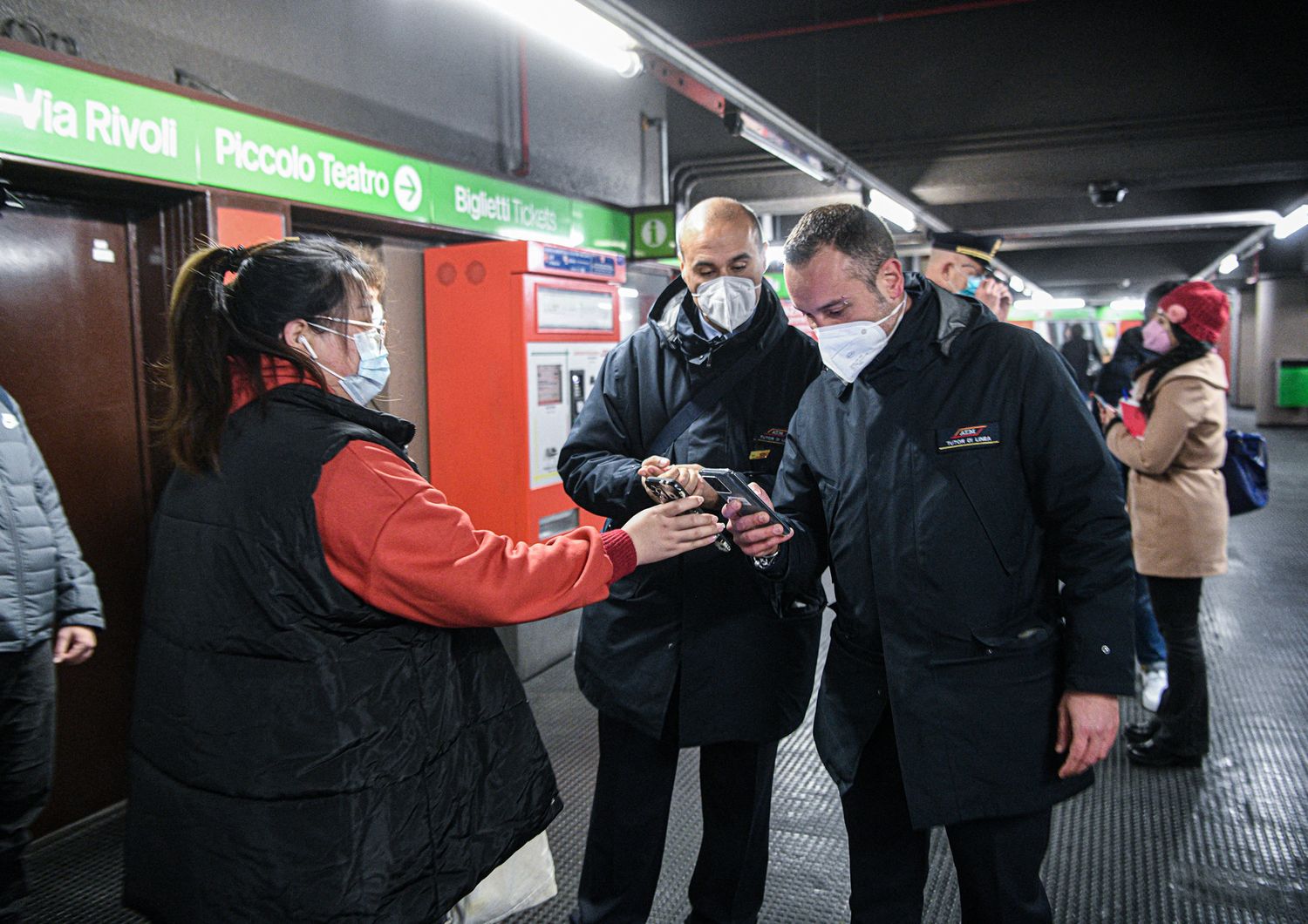 Controlli sul green pass nelle metropolitana di Milano