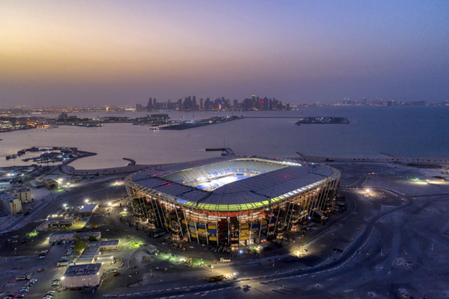 Vista dello stadio nel distretto di Ras Abu Aboud della capitale del Qatar, Doha.