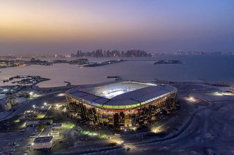 Vista dello stadio nel distretto di Ras Abu Aboud della capitale del Qatar, Doha.