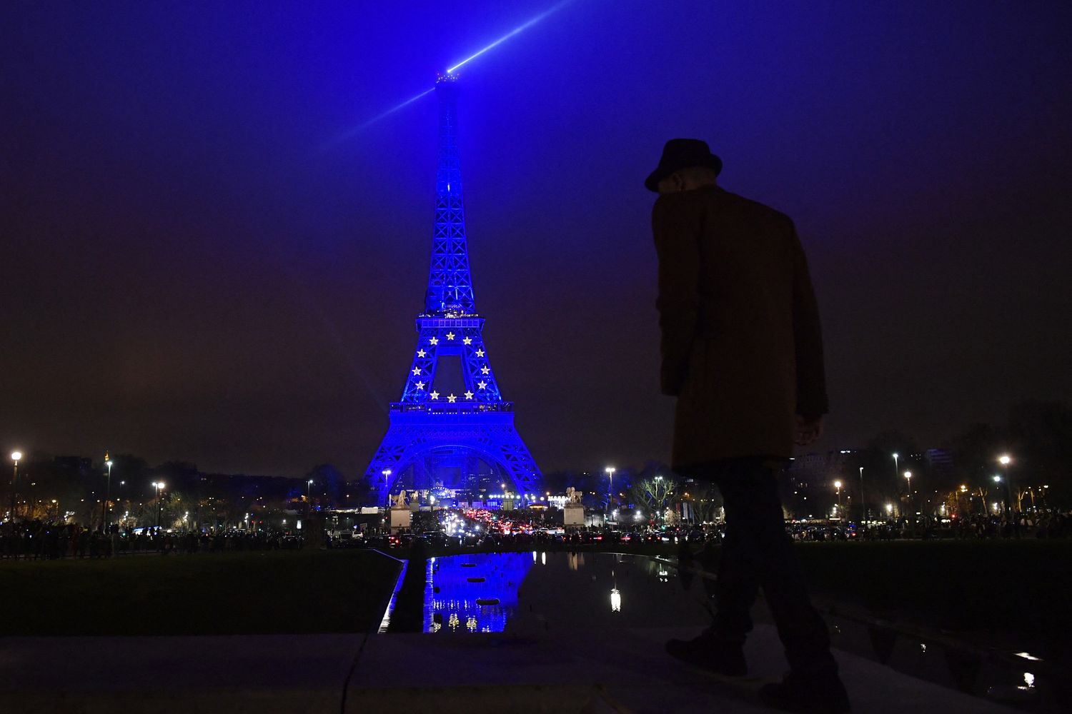 Tour Eiffel vestita con i colori della Ue
