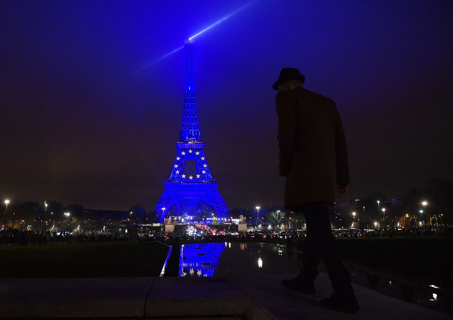 Tour Eiffel vestita con i colori della Ue