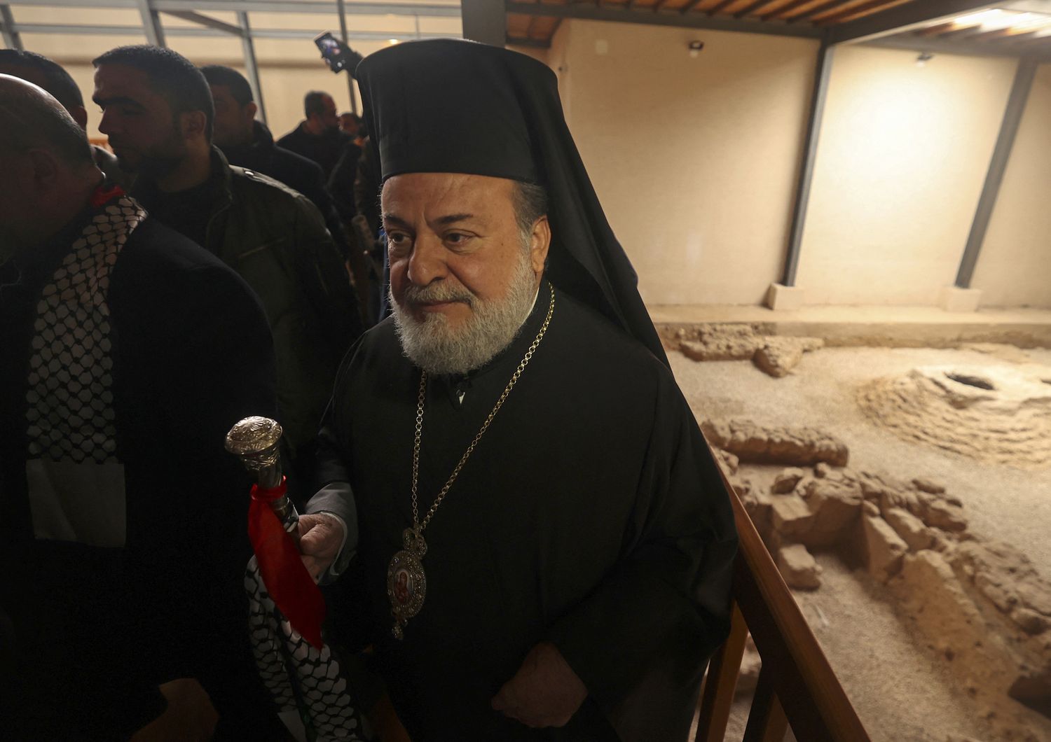 L'arcivescovo Alexios sul luogo dello scavo