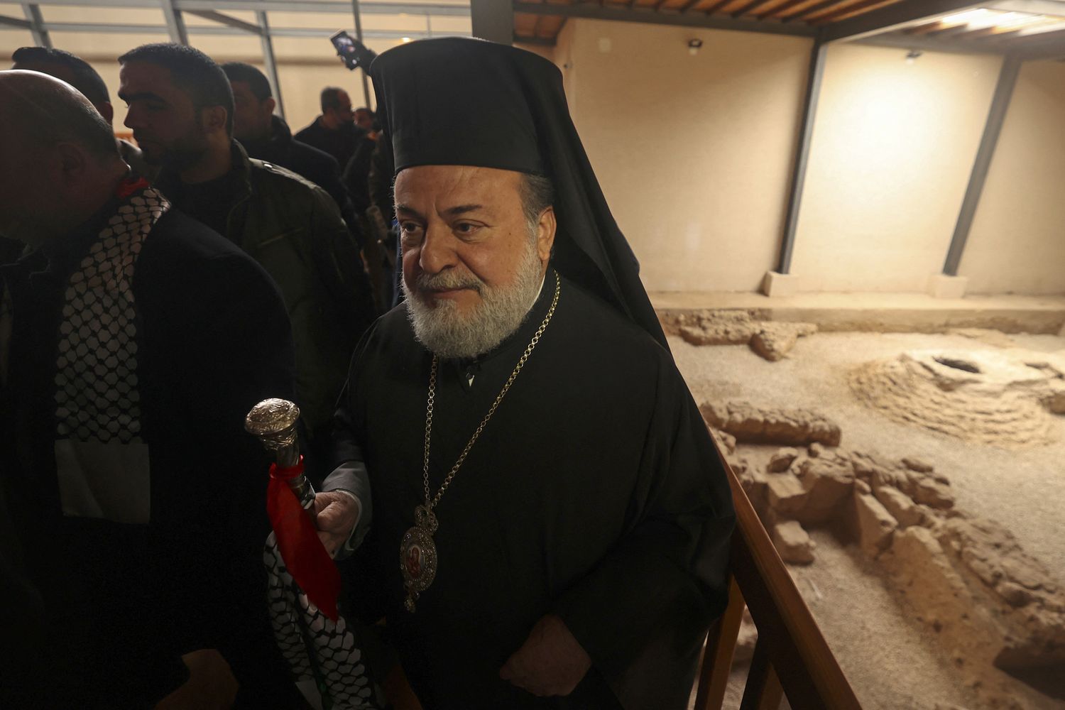 L'arcivescovo Alexios sul luogo dello scavo