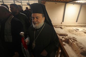 L'arcivescovo Alexios sul luogo dello scavo