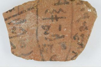 Frammento di iscrizione geroglifica con informazioni sulla mitologia locale&nbsp;