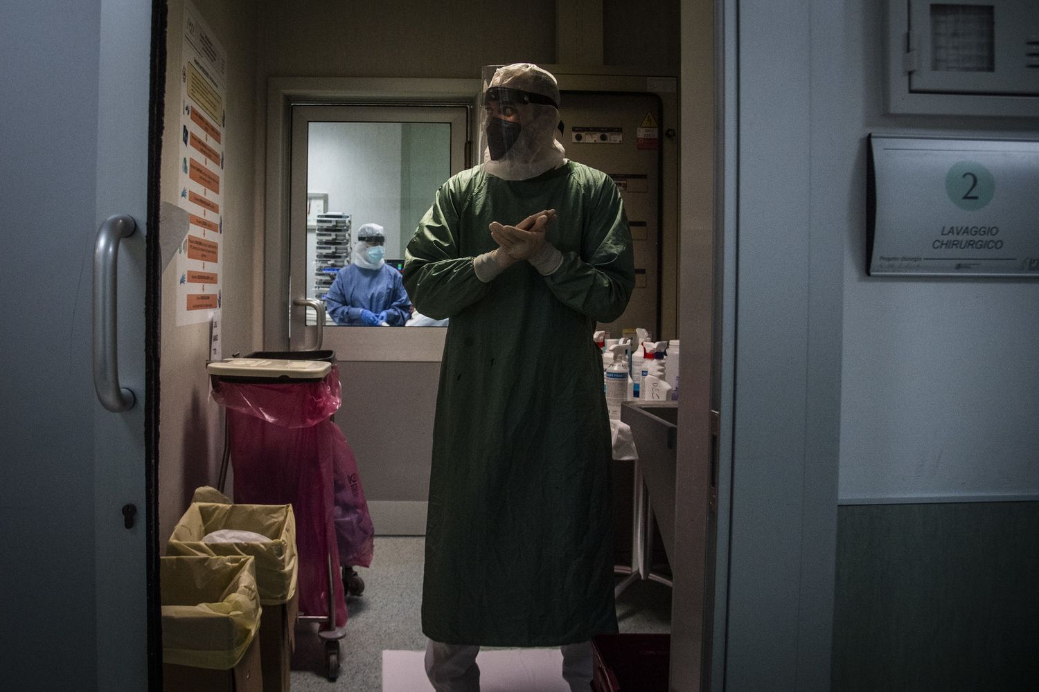 Un medico in un reparto di terapia intensiva per il covid 19&nbsp;