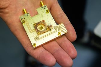 Un processore quantistico su un prototipo di computer quantistico al Physikalisch-Technische Bundesanstalt PTB, in Bassa Sassonia