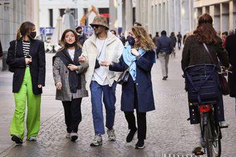 Finisce l'obbligo di mascherina all'aperto