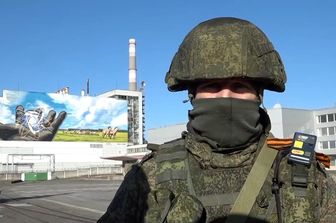 Un soldato russo davanti all'impianto di Chernobyl