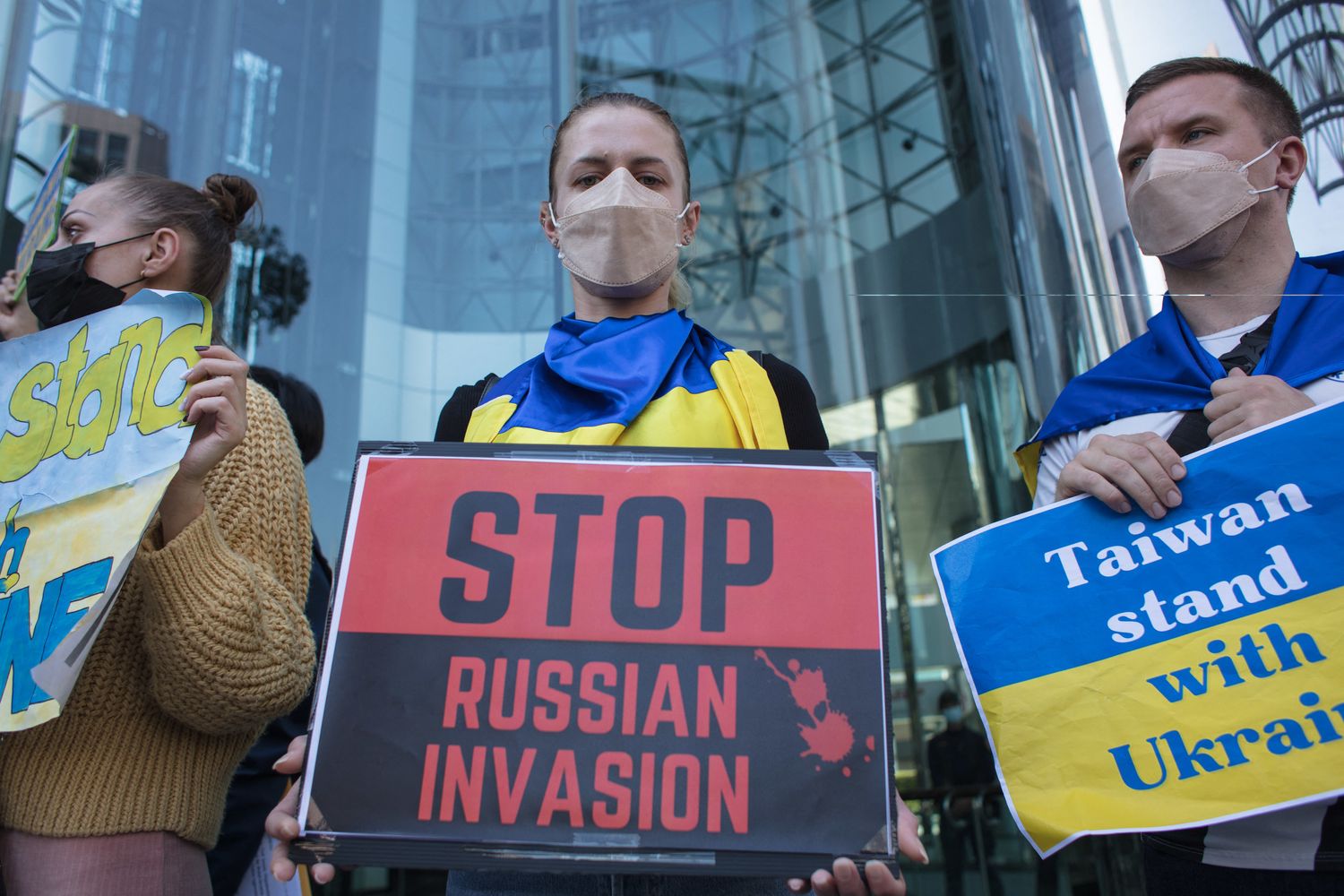 Una manifestazione contro la guerra in Ucraina a Taipei