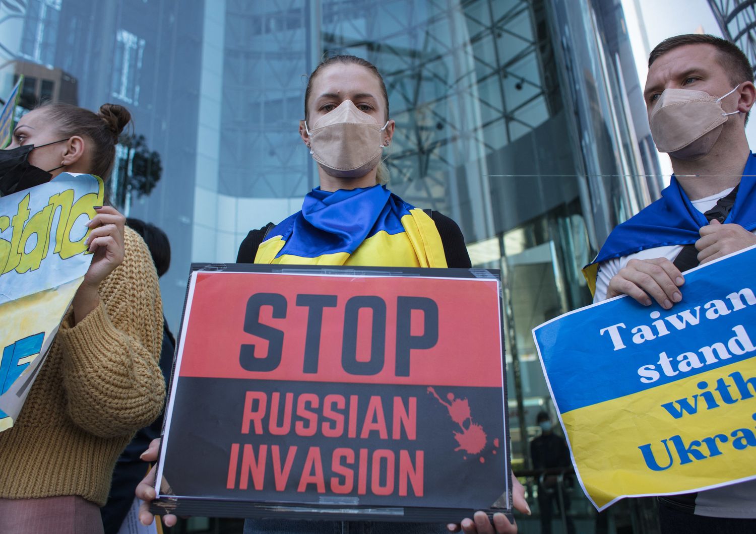 Una manifestazione contro la guerra in Ucraina a Taipei