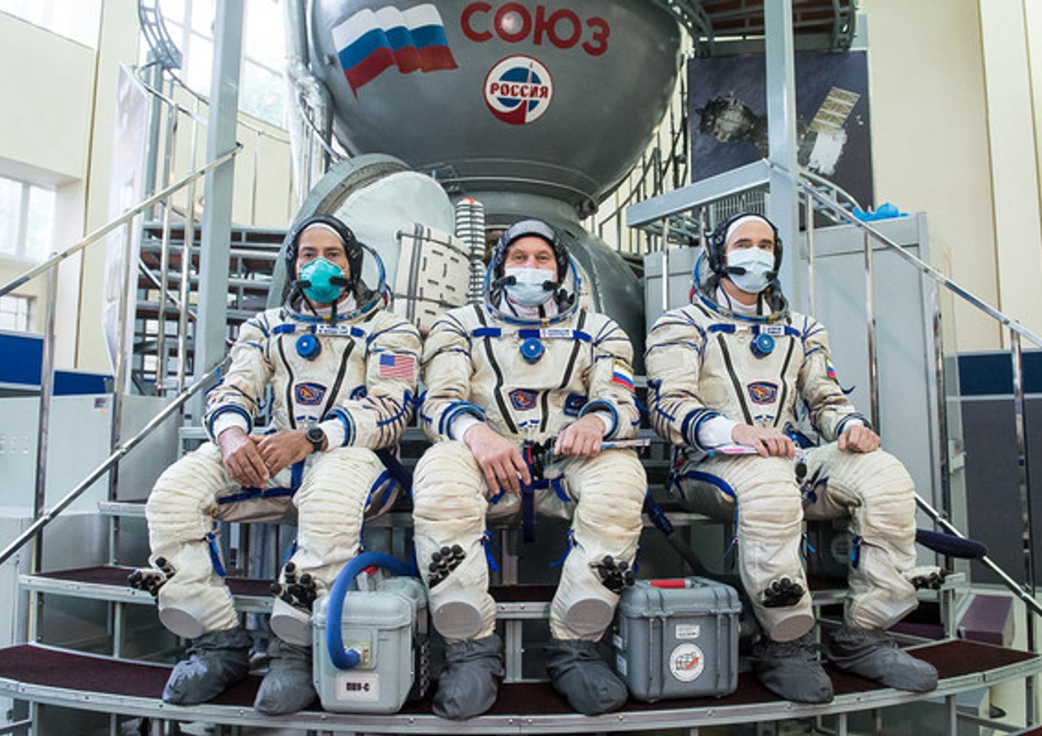 l'astronauta della Nasa Mark Vande Hei, e gli astronauti della Roscosmos russa Oleg Novitsky e Pyotr Dubrov&nbsp;