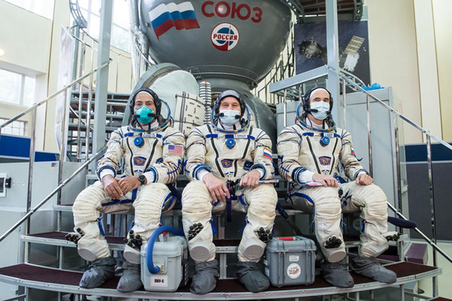 l'astronauta della Nasa Mark Vande Hei, e gli astronauti della Roscosmos russa Oleg Novitsky e Pyotr Dubrov&nbsp;